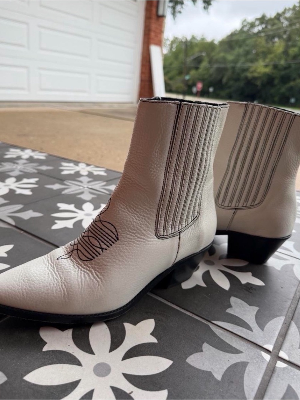Zadig & Voltaire White Leather Ankle Booties with Black Stitching